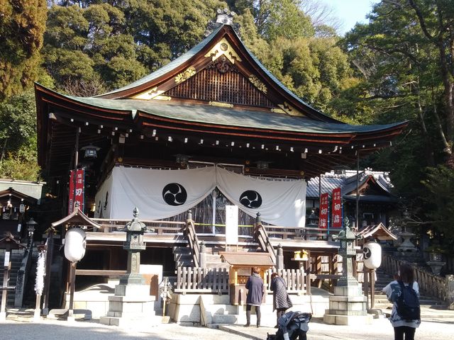 八幡堀や八幡山ロープウェイ乗り場もすぐ近く。_日牟禮八幡宮