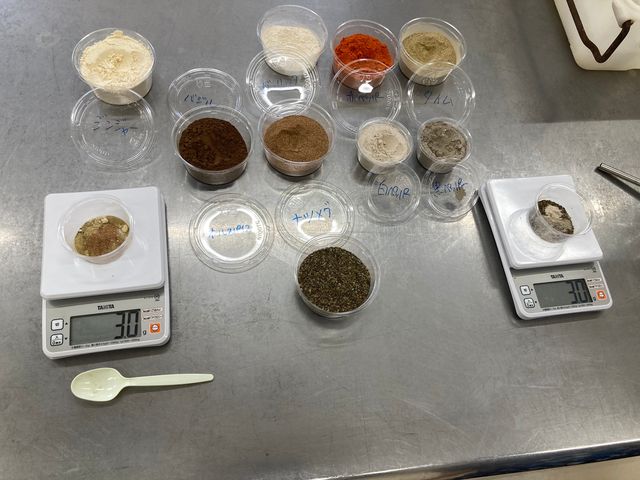 ハーブやスパイスを合わせて、自分好みのソーセージが作れます。_シャルキュティエ田嶋