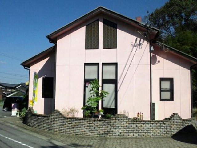 ピンク色の建物です。_ピンク・ハウス(PINK・HOUSE)