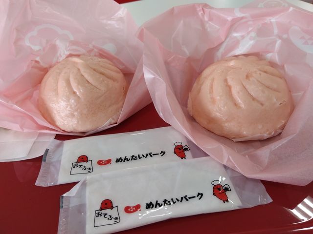 明太子まん。普通の肉まんよりひと回りくらい大きくてソフトクリームよりかは辛味あったかな。_かねふく めんたいパークびわ湖