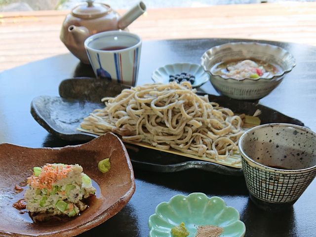 そばを打った後は、古民家でそばづくし膳。粗挽きそばがき、だし香るそばの実雑炊も美味しい_そば打ち 楽土