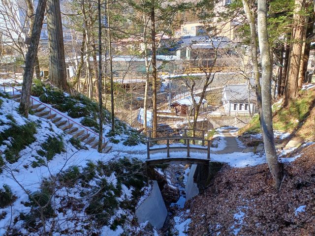 文殊堂、薬師堂方面から見た、文殊の湯。_鹿教湯健康センター文殊の湯