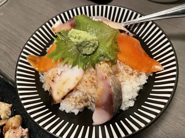 これで2人分。甘いタレにワサビがあうと思う感性が、すごい。なお、青紫蘇の下に、甘エビが一尾います。_一心堂 町田本店
