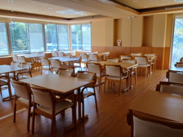 広くて開放的な明るいレストラン_びんぐし湯さん館