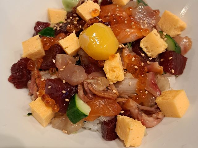 バラちらしです。どの具もとても美味しくてオススメです。_鮨瑠璃