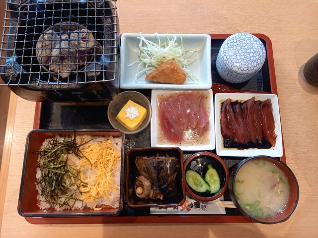 カツオ好きにはたまりません。カツオの炙り重。_港の駅めいつ