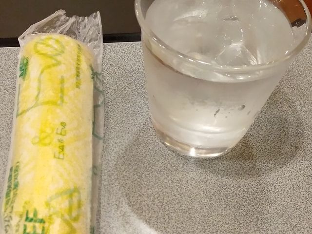 お冷やとお しぼり_喫茶サザナミ