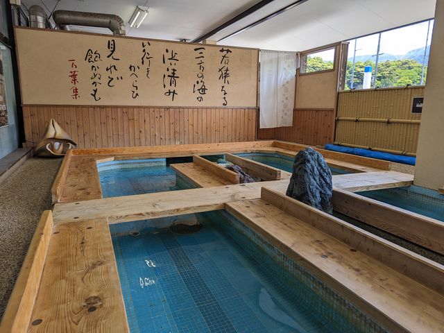 昼食後、無料の足湯に入りました。_若狭海遊バザール千鳥苑