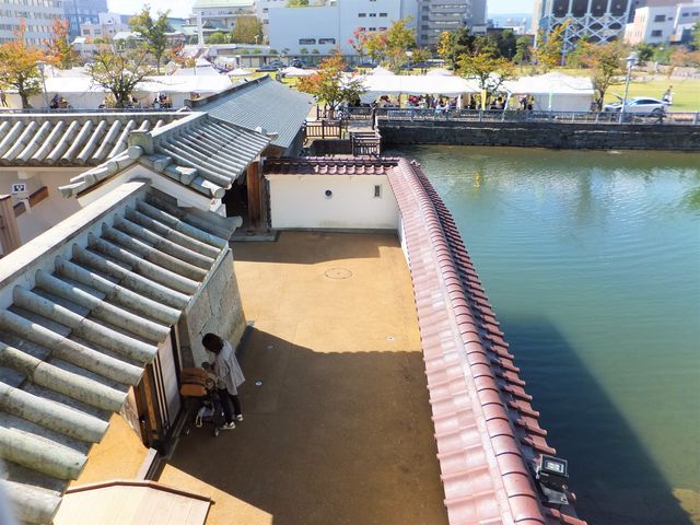 櫓門2階から、御廊下橋と山里口御門入口を見下ろしています。_福井城址 山里口御門
