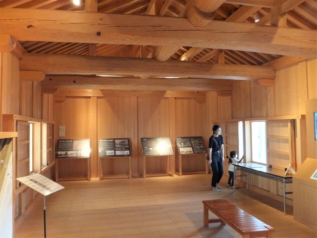 櫓門2階の資料室:入場無料_福井城址 山里口御門