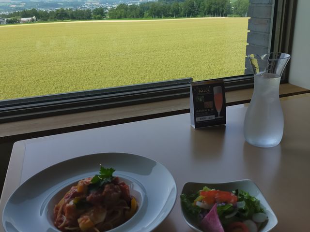 窓からの景色とトマトスパゲティー_ふらのグリル