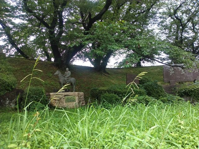 黄金堤(吉良堤)、吉良上野介像と共に。_黄金堤