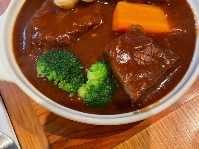 ボリュームあるビーフシチュー
満足です_カフェテラス摩耶