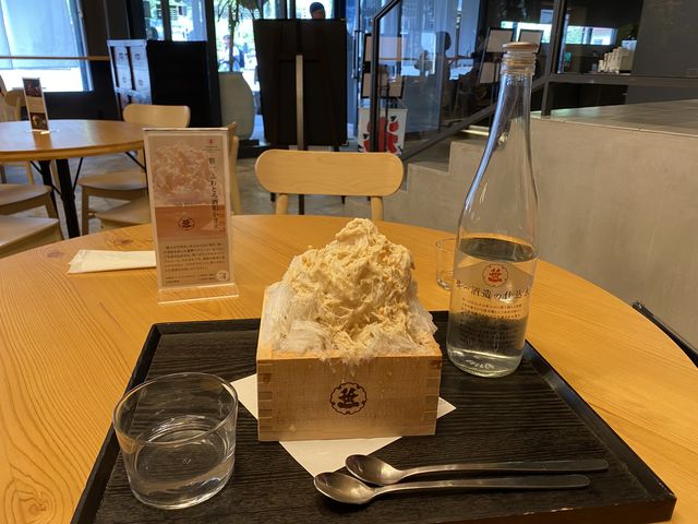 枡に入れられたかき氷はボリュームたっぷり♪_笹一酒造 酒遊館