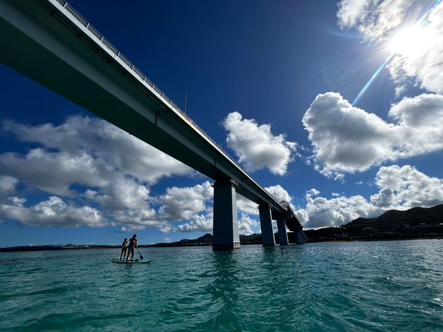 瀬底島にかかる大橋を通過_テラワークス