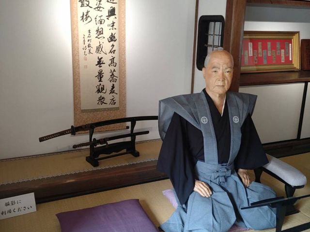 隣に座って写真を撮ることができます_出石家老屋敷