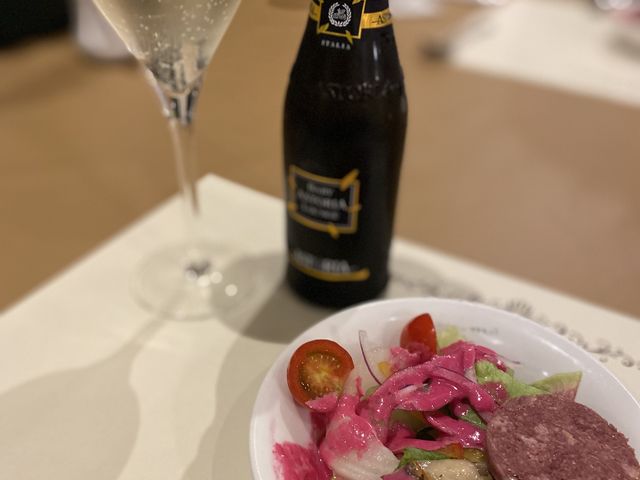 ピンクのビーツドレッシングのかかったサラダ_レストラン イイジマ 水戸