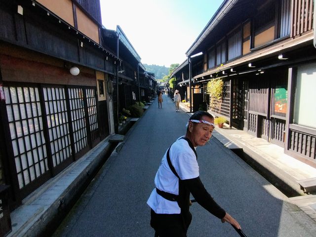 一生懸命説明して歩いてくれます。_飛騨高山・観光人力車 ごくらく舎