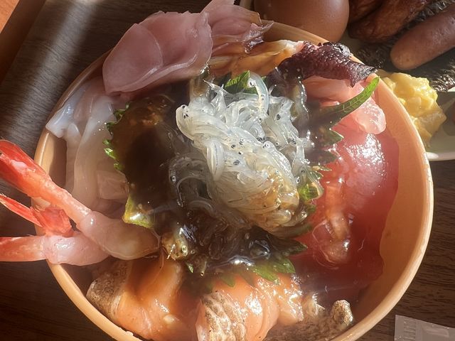 海鮮丼が、酢飯と白米が選べました_レフ関空泉佐野 by ベッセルホテルズ