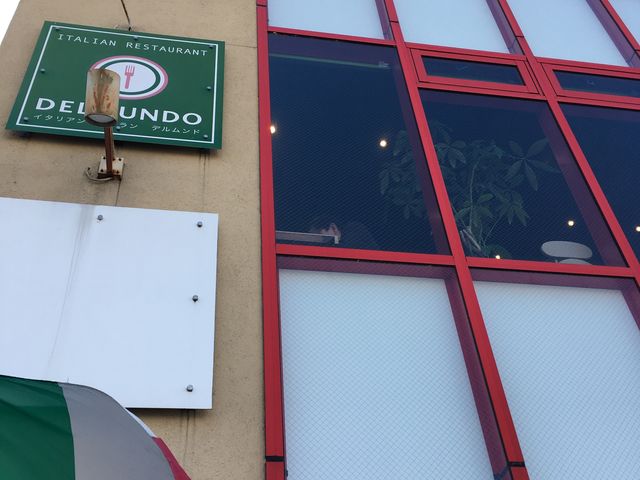 店は横の狭い階段上がった2階です。中はカウンターのみ。狭いです_デルムンド