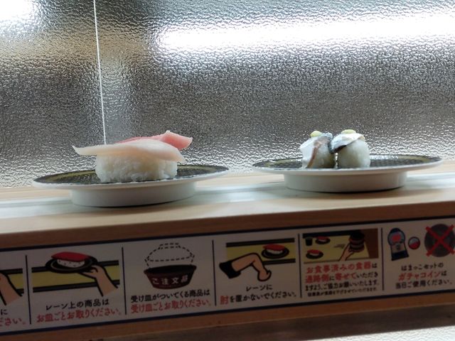 レーンを流れてきます_はま寿司 三島中央町店