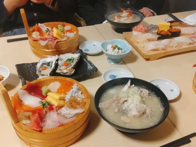 海鮮丼や寿司、生牡蠣や汁物、色んな海鮮小料理のオンパレード。_海鮮すし・海花亭