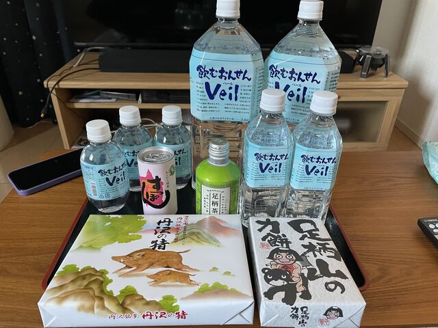 源泉がペットボトルで販売されてました、画像内の足柄茶とすっぽんスープは別の場所で購入した物です。_中川温泉 かくれ湯の里 信玄館