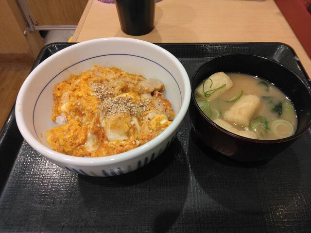 「旨辛親子丼(小)と「季節のみそ汁」」です。おいしかったです。_なか卯 西葛西駅前店