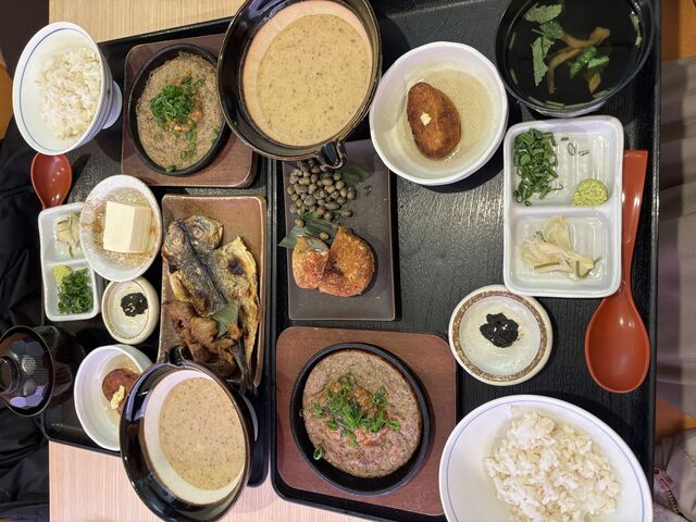 左側『至高の昼ご飯』、右側『山薬とろろ膳』_自然薯の森・山薬・〜やまぐすり〜