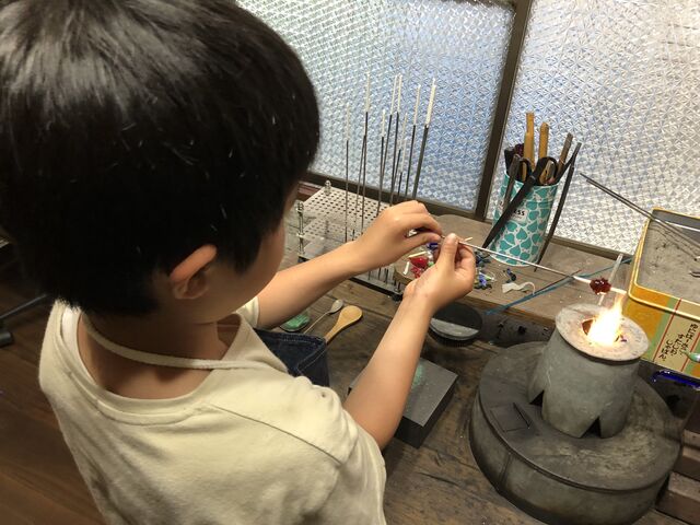 小3男子が真剣です。_ガラス工房 虹色ねこ舎
