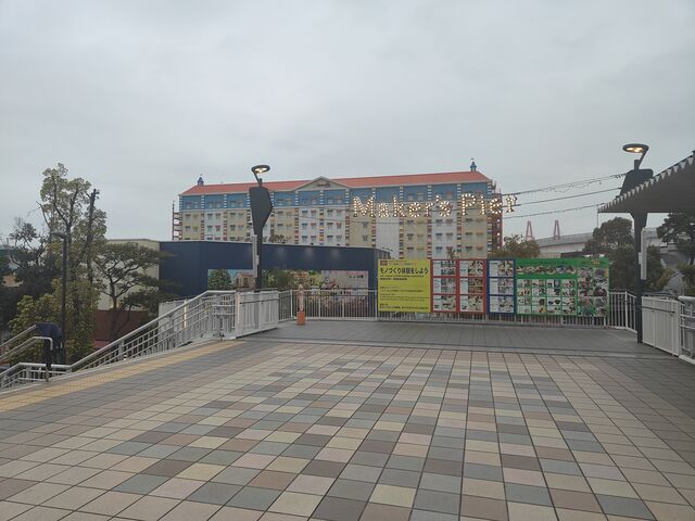 歩道橋上のメーカーズピアの入口_Maker's Pier