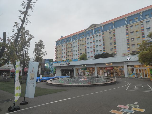 メーカーズピアの飲食店エリア。奥の大きな建物はレゴランドホテル_Maker's Pier