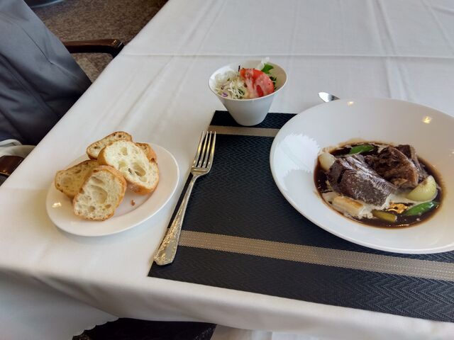 メインの牛ほほ肉の赤ワイン煮です。_下関グランドホテル