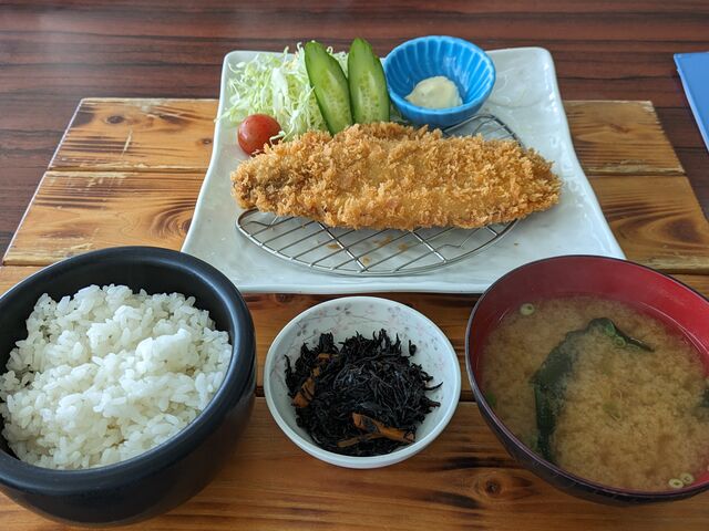 おすすめの「アジフライ定食」、大きくて、分厚いアジフライはとても美味しかったです。_金谷フェリー波留菜亭