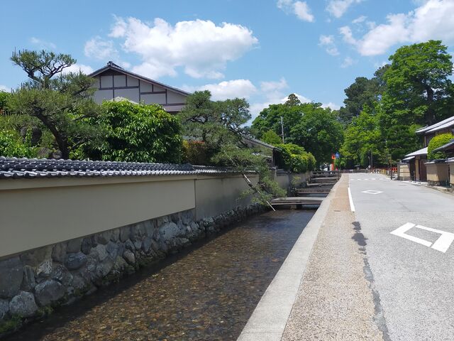 店舗前の社家通り_御すぐき處 なり田