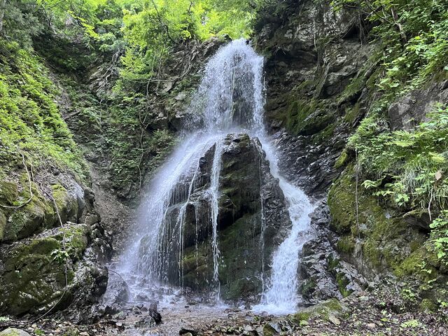 一旦、岩にあたって豪快に二手に落ちる_三階滝