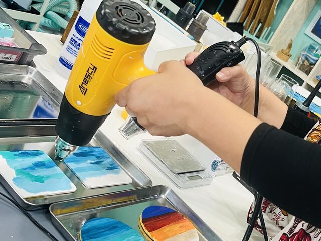 先生がレジンを塗る前の絵の具工程を乾燥中です。_Workshop Sea Flower
