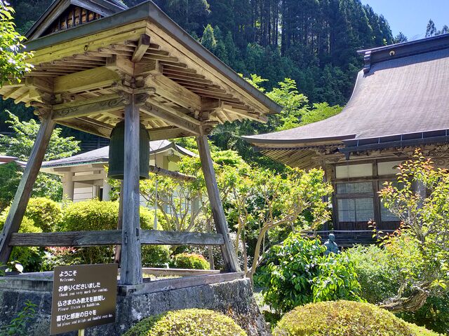 鐘楼と本殿_伝来寺庭園