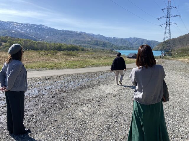 残雪と若葉の景色に感動し、山頂駅から歩き出す母_苗場プリンスホテル
