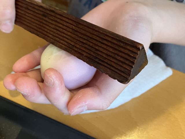模様をつける作業_信州飯田の菓房 田月