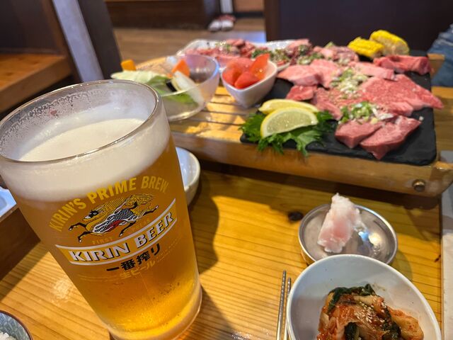 肉とメガ生ビール_アリラン峠東家
