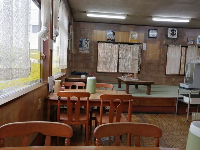 テーブル席と小上がり_豚太郎一宮店