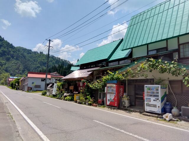 店の入口は道路側にある_玉梨豆腐茶屋