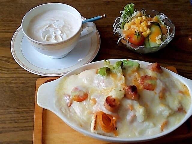 具だくさんのパングラタンはサラダ付。_欧蘭陀館