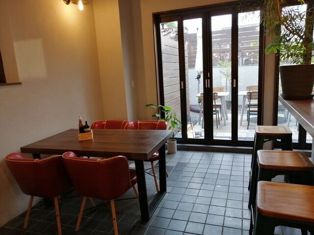 テーブル席とテラス席_レストラン 辻川東店