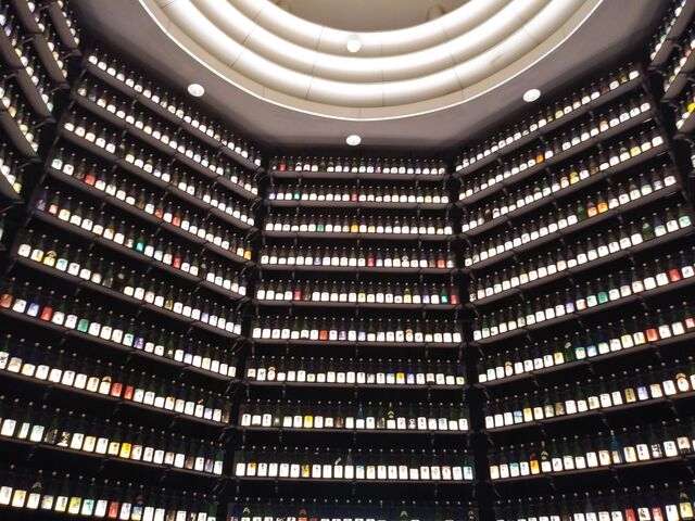 一升瓶の図書館みたい。全部長野の日本酒です。天井が明るい円形ホールがすてき。_信州手打そば工房遊楽庵