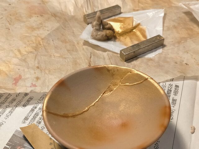 漆が乾いたら金箔をかける、漆が乾いてないと金箔が漆の中に沈んで表が漆の色になるので注意_漆芸工房 KOUGEI椿
