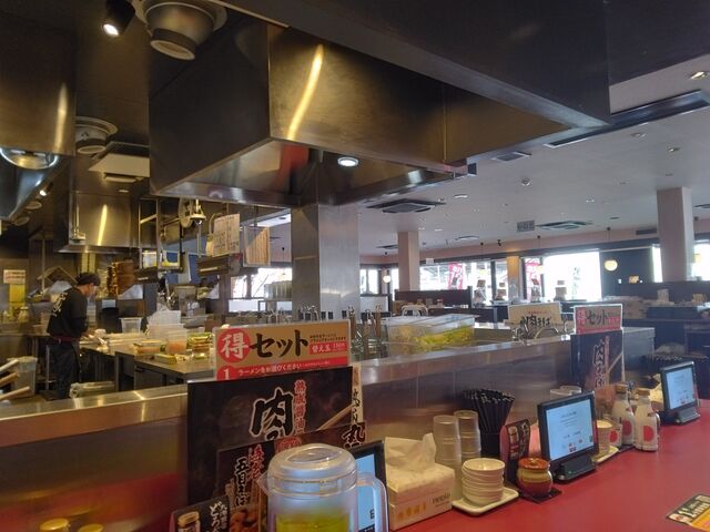 店員さん達は皆きびきびと働いておられます。_丸源ラーメン 船橋宮本店