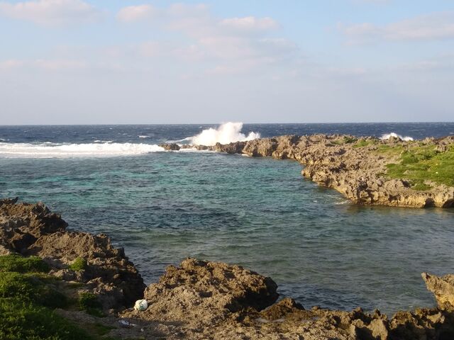 伊良部島白鳥崎。荒々しく波が砕ける美しい入江。_伊良部島・下地島