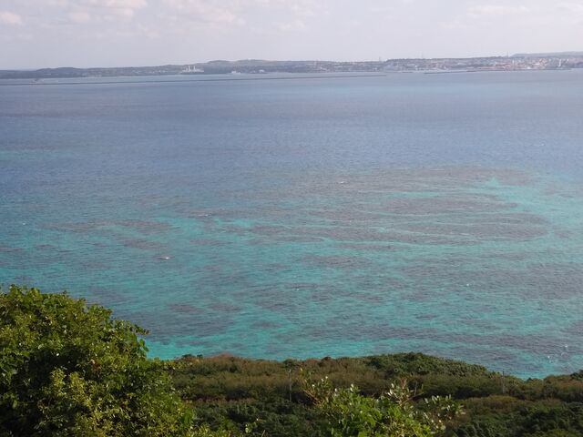 淡い水色から深い群青色まで、海の色がとてもきれいでした。_伊良部島・下地島